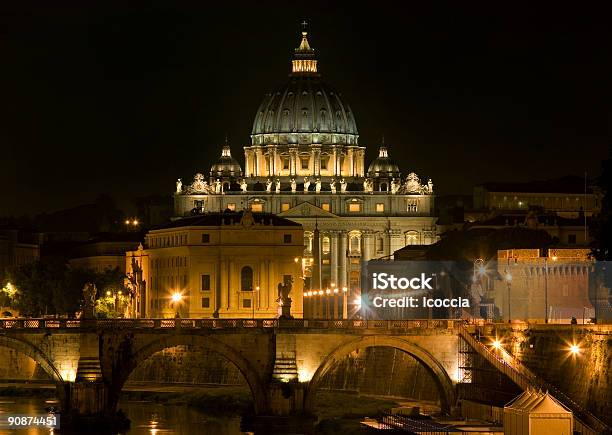 Saint Peters Durante La Noche Foto de stock y más banco de imágenes de Capilla Sixtina - Capilla Sixtina, El Vaticano, Anochecer