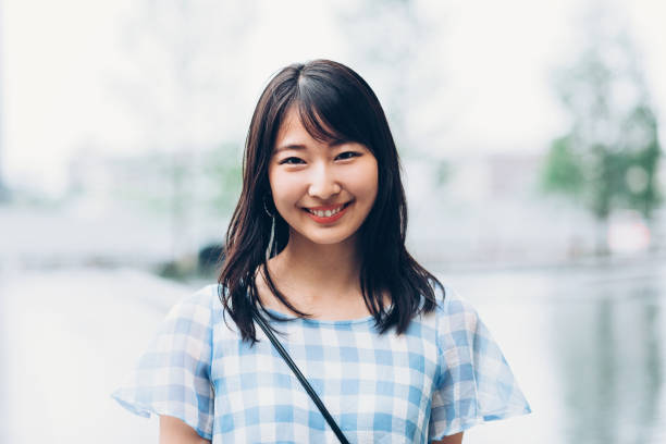 retrato de un sonriente niña japonés - teenage girls pretty smile looking at camera waist up fotografías e imágenes de stock