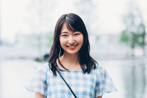 portrait of a smiling japanese girl - japanese girl imagens e fotografias de stock