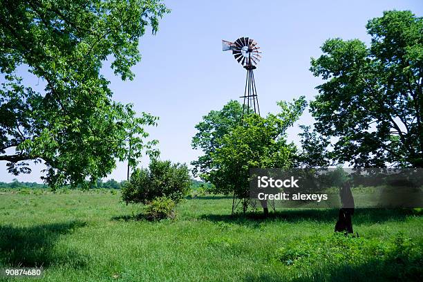 Abbandonato Mulino A Vento - Fotografie stock e altre immagini di Abbandonato - Abbandonato, Agricoltura, Albero