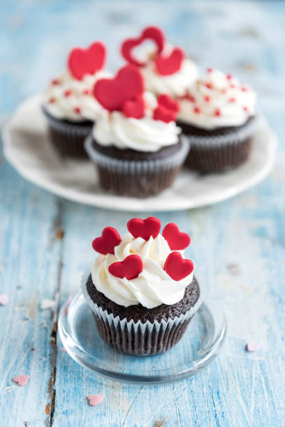 istock Sweet homemade cupcakes with hearts 908747814