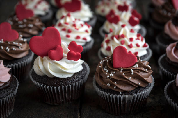 istock Sweet homemade cupcakes with hearts 908749188