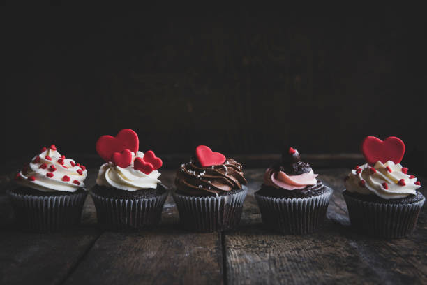 dulces caseros cupcakes con corazones - valentine candy fotografías e imágenes de stock