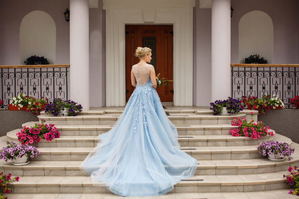 matrimonio. sposa in abito da sposa blu su scale con fiori - abito da sposa foto e immagini stock