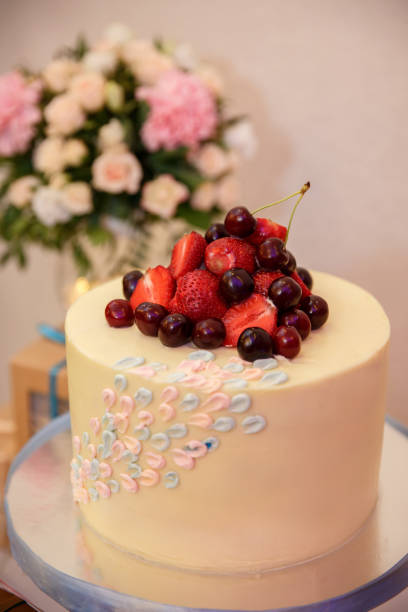 istock Wedding cake and other sweets on candy bar. Catering service at wedding day 908755914