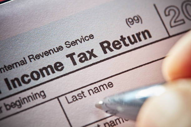 소득세를 지불 - tax form tax form 1040 tax form 뉴스 사진 이미지