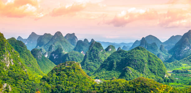 vue panoramique du paysage avec des pics karstiques autour de comté de yangshuo et la rivière li, province de guangxi, chine - yangshuo photos et images de collection