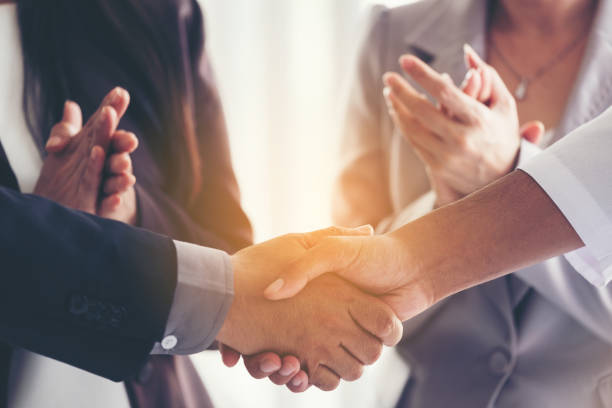 uomini d'affari si stringono la mano in ufficio - handshake human hand business relationship business foto e immagini stock