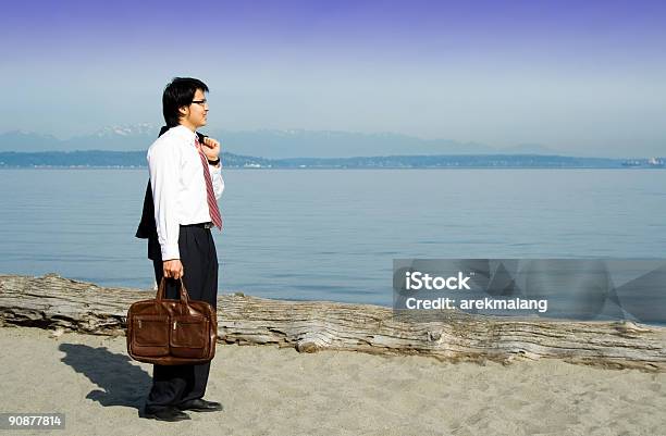 Empresário Relaxante - Fotografias de stock e mais imagens de Admirar a Vista - Admirar a Vista, Adulto, Ao Ar Livre