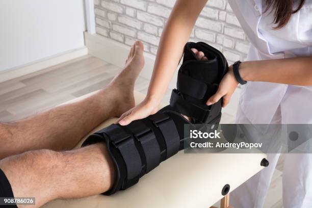 Orthopäde Bein Des Patienten Klammer Zu Setzen Stockfoto und mehr Bilder von Orthesen - Orthesen, Stützmanschette, Fuß - Anatomiebegriff