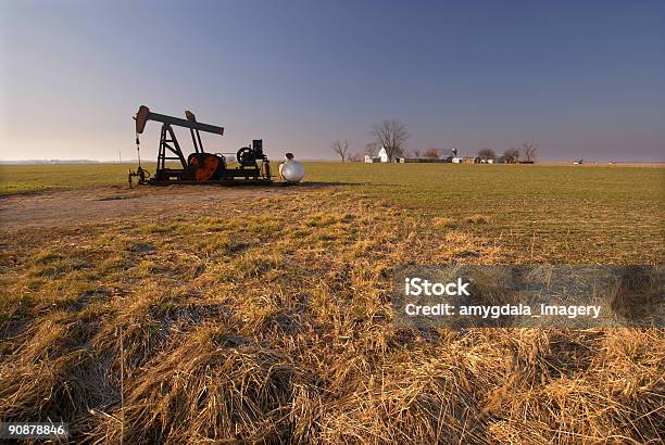 Foto de Paisagem Rural De Estação Petrolífera e mais fotos de stock de Sonda Petrolífera - Sonda Petrolífera, Plataforma de Perfuração, Simplicidade