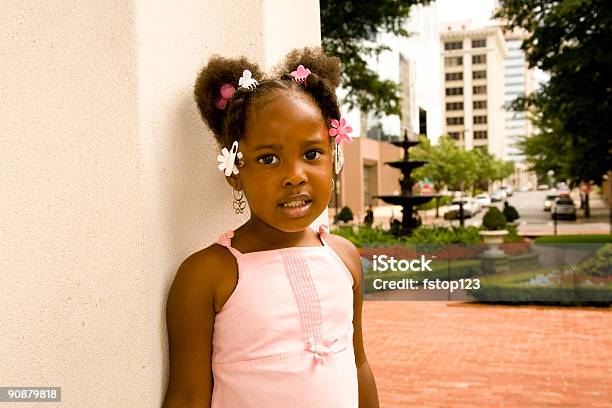 Bambina In Abito Rosa - Fotografie stock e altre immagini di 4-5 anni - 4-5 anni, Aiuola, Allegro