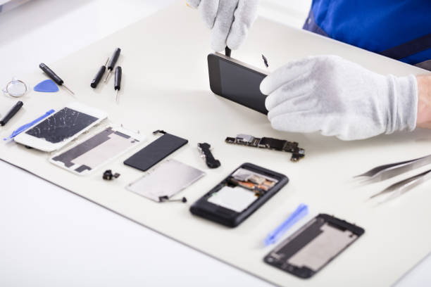 istock Human Hand Repairing Smartphone 908801738