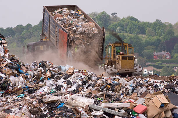 resíduos depositados em aterro de lixo no lixo site de descarga - water pollution chemical garbage plastic - fotografias e filmes do acervo