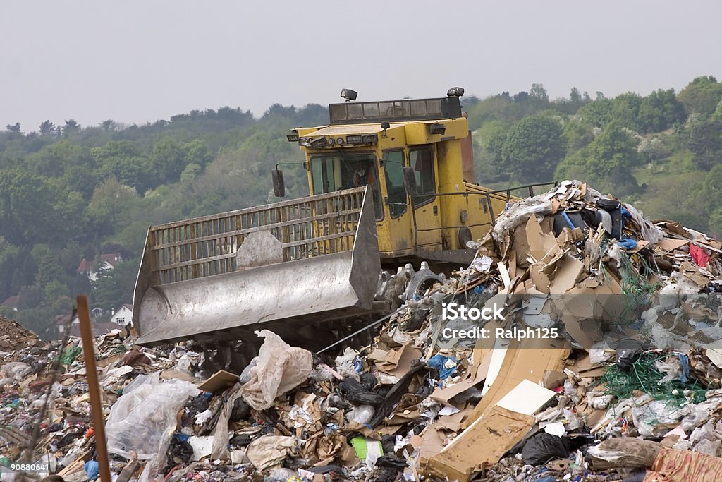 Giftmülldeponie-bulldozer auf der Bearbeitung von Müll - Lizenzfrei Giftmülldeponie Stock-Foto