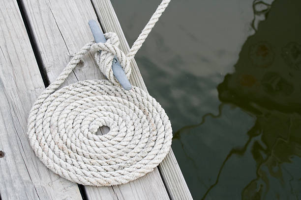 línea de anclaje enrollado - moored nautical equipment circle rope fotografías e imágenes de stock