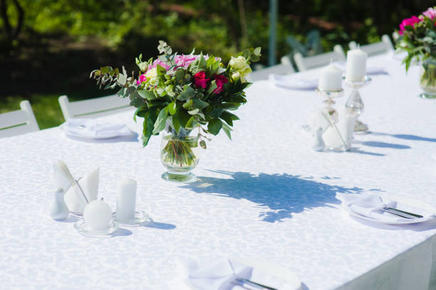 istock Bouquet on table with white tablecloth in nature 908821440