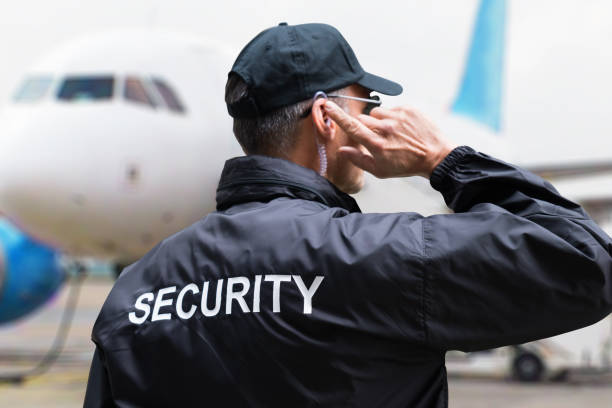 건물에 대 한 이어폰을 듣고 보안 가드 - security staff security airport airport security 뉴스 사진 이미지