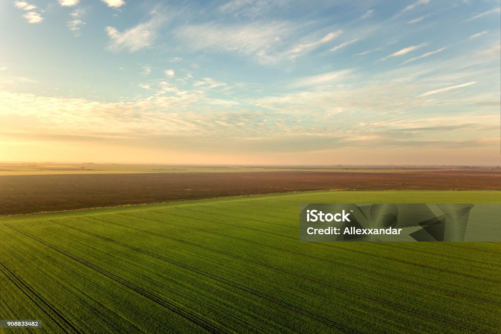 Vista aérea de nuvens sobre sobre verdes campos agrícolas. - Foto de stock de Céu - Fenômeno natural royalty-free