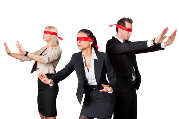 istock Group of disoriented businesspeople 908833750
