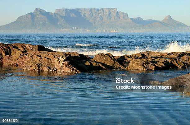 Foto de Table Mountain Na Cidade Do Cabo África Do Sul e mais fotos de stock de Montanha da Mesa - África do Sul - Montanha da Mesa - África do Sul, Baía de Table, Azul