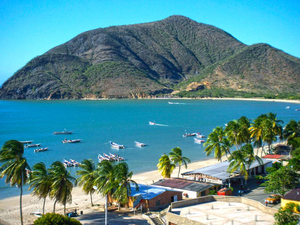 pueblo típico de pescadores en la isla norte de la costa de margarita - venezuela fotografías e imágenes de stock