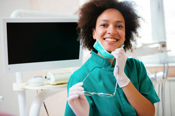 dentista mujer joven - medical exam dentist dentists chair dental assistant fotografías e imágenes de stock