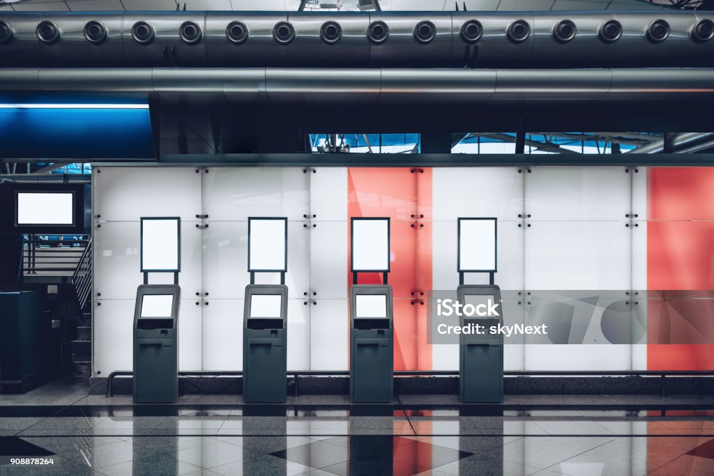 Gare gare ferroviaire avec des modèles d’ordinateurs pour l’enregistrement - Photo de Stand commercial libre de droits