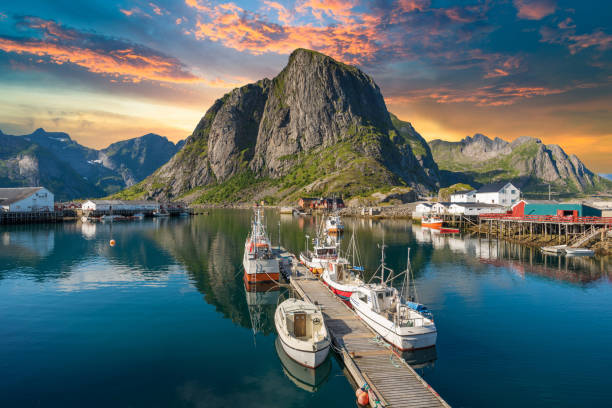 noruega, vista de las islas lofoten en noruega con panorámica al atardecer - fishing village nordic countries fjord fotografías e imágenes de stock