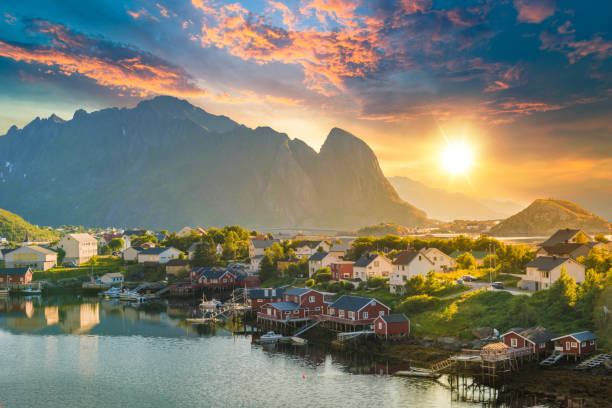 norvegia, vista sulle isole lofoten in norvegia con tramonto panoramico - norway lofoten and vesteral islands sea mountain range foto e immagini stock