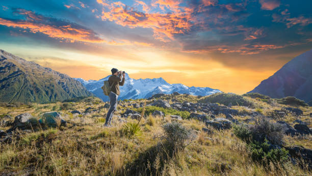 joven viajero tomar foto en mt cook famaus destino en nueva zelanda - tourism panoramas winter travel locations fotografías e imágenes de stock