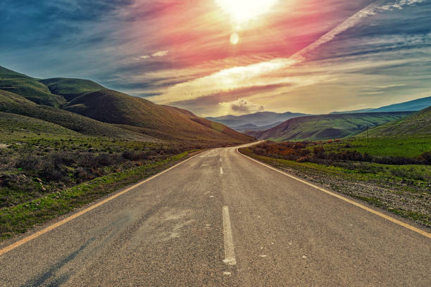 highway in a mountainous area - asphalt highway desert valley imagens e fotografias de stock