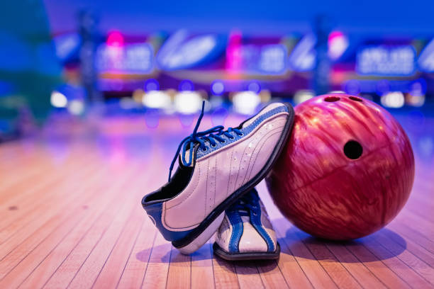 bowling-schuhen. - bowlingkugel stock-fotos und bilder