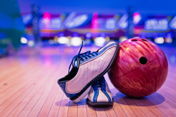scarpe da bowling. - palla da bowling foto e immagini stock