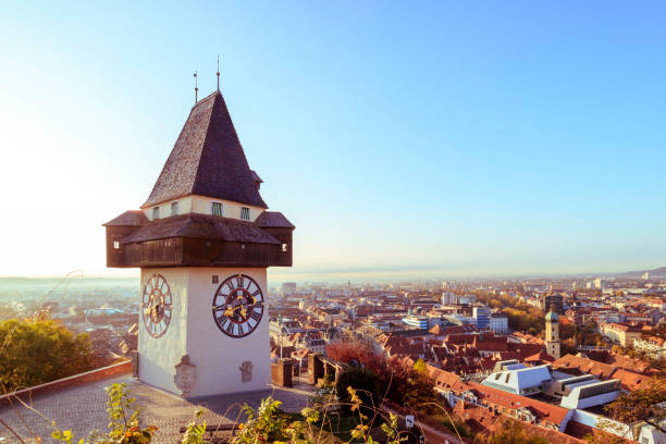 storica torre dell'orologio uhrturm e centro storico di graz, austria - torre dellorologio foto e immagini stock