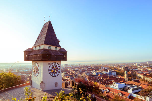 歴史的な時計塔 uhrturm とオーストリア、グラーツの旧市街 - clear sky built structure apartment sky ストックフォトと画像