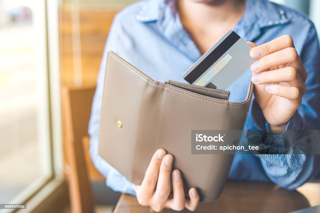 Frauen hand mit einer Kreditkarte, sie zog die Karte aus ihrer Brieftasche. - Lizenzfrei Portmonee Stock-Foto