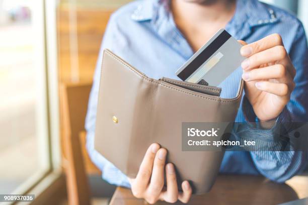 Frauen Hand Mit Einer Kreditkarte Sie Zog Die Karte Aus Ihrer Brieftasche Stockfoto und mehr Bilder von Portmonee