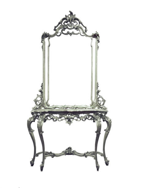 toestra d'argento vintage antico con cornice specchio isolato su sfondo bianco - mirror women baroque style fashion foto e immagini stock