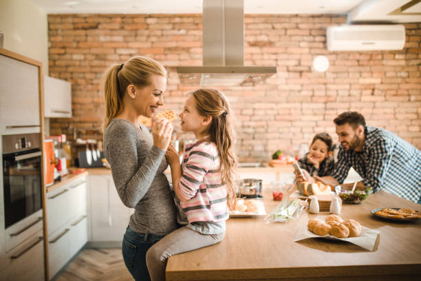 부엌에서 그들의 자유 시간을 보내고 젊은 행복 한 가족. - waffle waffled belgian waffle food 뉴스 사진 이미지