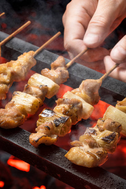 焼き鳥、焼き鶏の串焼き - spit roasted 日本食 焼き鳥 japanese culture ストックフォトと画像