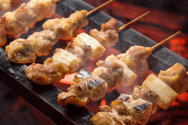 焼き鳥、焼き鶏の串焼き - spit roasted 日本食 焼き鳥 japanese culture ストックフォトと画像