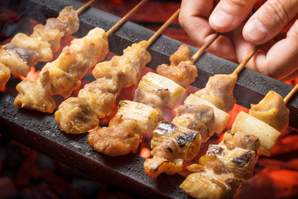 yakitori, ızgara tavuk şiş - yakitori stok fotoğraflar ve resimler