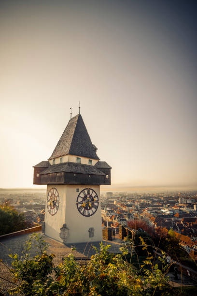 tour de l’horloge historique uhrturm et vieille ville de graz, autriche - graz clock tower clock austria photos et images de collection
