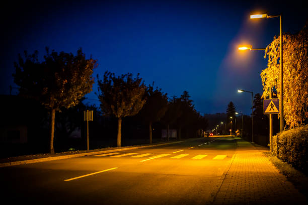 nadie calle tarde en la noche de la ciudad - clear sky residential district house sky fotografías e imágenes de stock