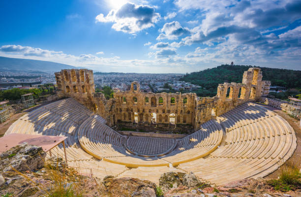 teatro de odean en la acrópolis, atenas - amphitheater fotografías e imágenes de stock