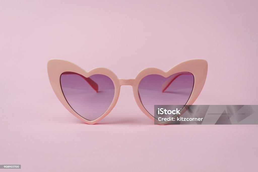 Gafas de sol forma de corazón de color rosa aisladas - Foto de stock de Gafas libre de derechos