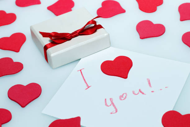 istock Gift box with bow, set of red hearts, note 