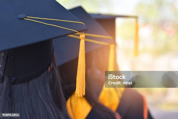 Absolventen Stockfoto und mehr Bilder von Akademischer Abschluss - Akademischer Abschluss, Doktorhut, Graduierten-Talar