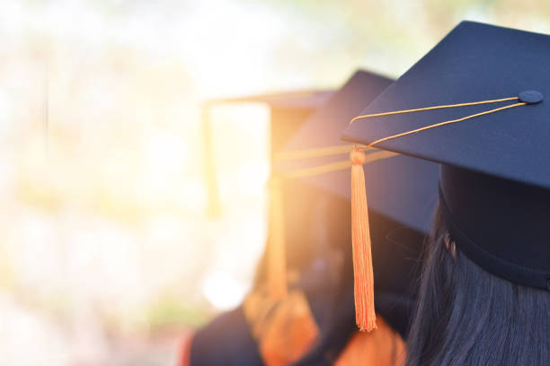 jeunes diplômés - toque de diplômé photos et images de collection